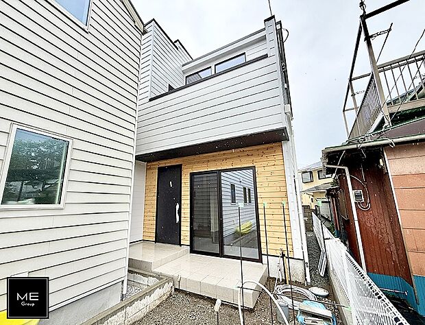 ■カースペース2台駐車可能  ■前面道路から距離が取れ、周囲の視線を気にせず心から寛げる家！