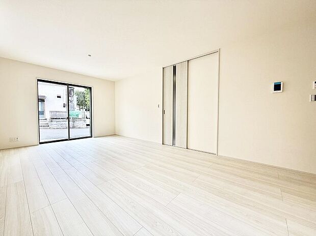 ■陽ざしが射し込む明るいLDKは家族でのんびり寛げます  