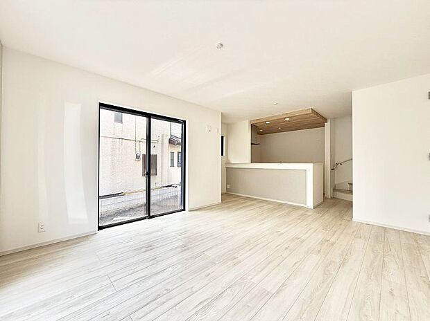 大きな窓から光が入り明るい空間でお寛ぎいただけます