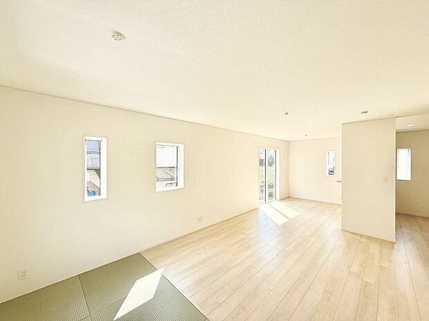 【リビングダイニング】■家具を置いてもゆったり過ごせる広さのリビング  