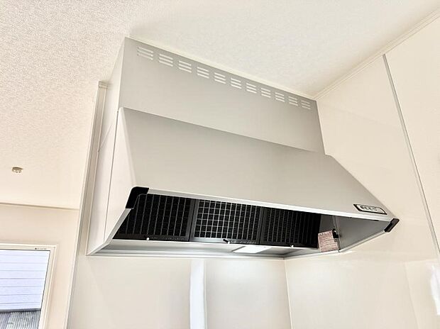 【レンジフード】■調理時の蒸気や匂いが換気扇に誘導され、効率的に排煙ができます。