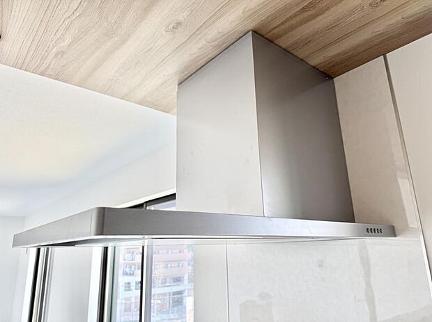 【レンジフード】■調理時の蒸気や匂いが換気扇に誘導され、効率的に排煙ができます。