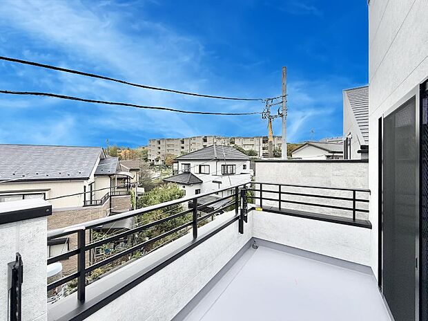 【バルコニー】■ 季節の移ろいを感じられる開放的な空間です