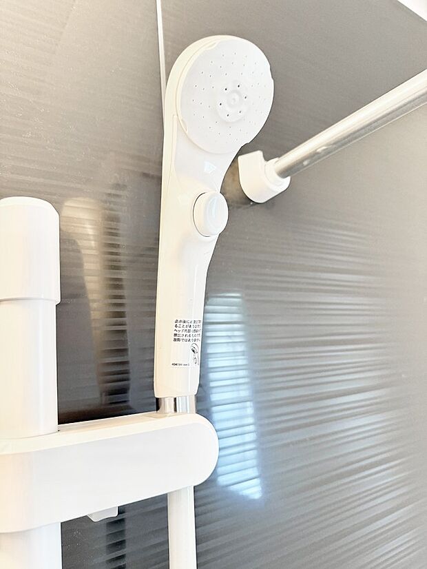 【止水シャワーヘッド】■手元で簡単に止水できるため、水の無駄遣いを減らすことができます。