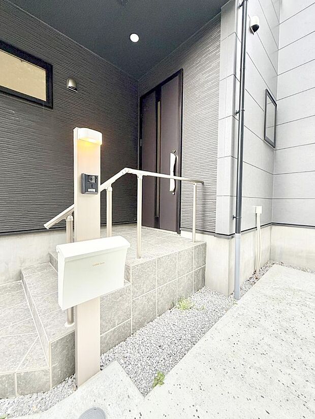 【玄関】■ 帰るたびにホッとする、安心感のある佇まい