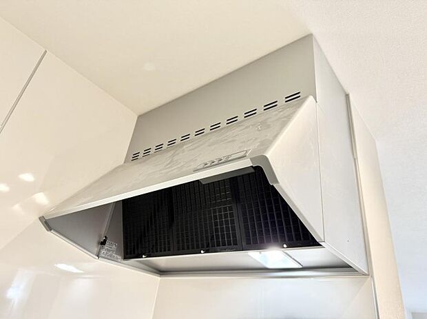 【レンジフード】■調理時の蒸気や匂いが換気扇に誘導され、効率的に排煙ができます。