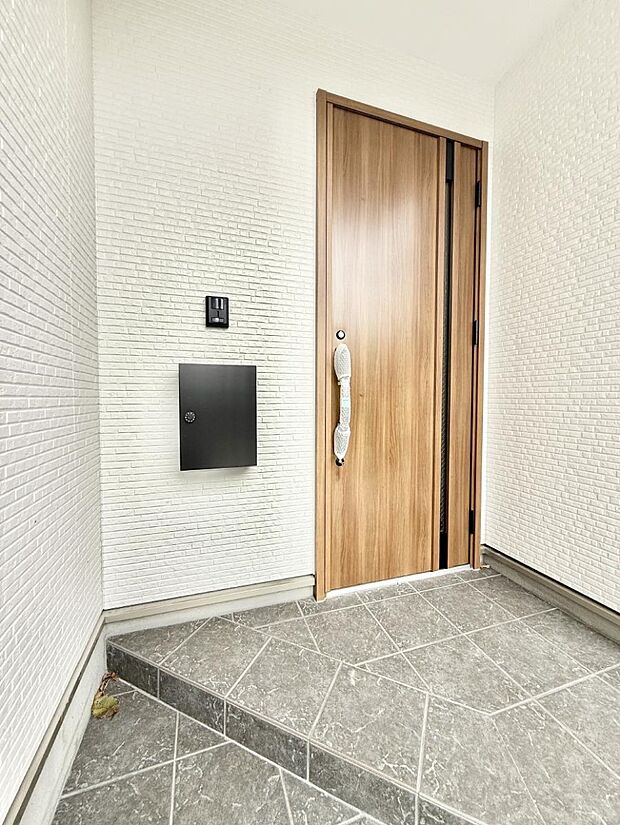 【玄関】■ 家族とゲストをやさしく迎える、心温まる玄関