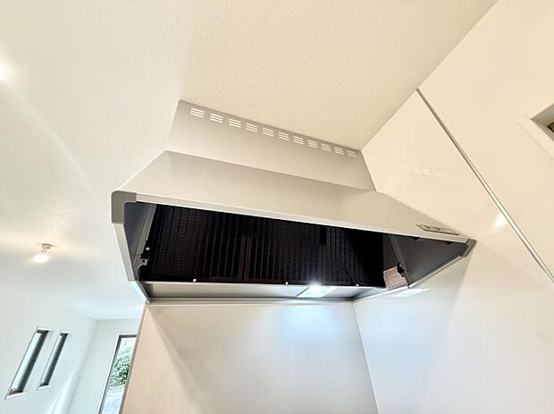 【レンジフード】■調理時の蒸気や匂いが換気扇に誘導され、効率的に排煙ができます。