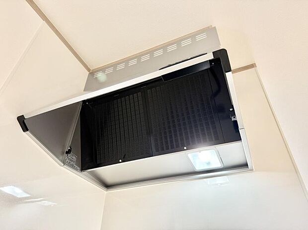 【レンジフード】■調理時の蒸気や匂いが換気扇に誘導され、効率的に排煙ができます。