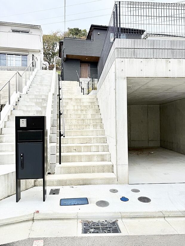 【玄関】■ シンプルで美しく、住まいの第一印象を彩る玄関です