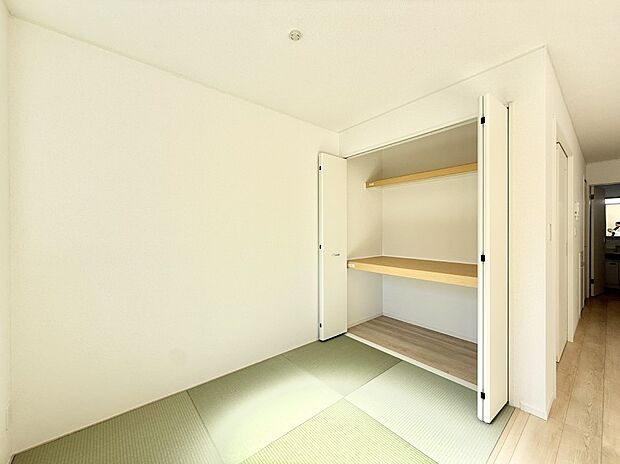 【リビング】■リビングとつながる畳コーナーは、キッズスペースとしてご利用するのもいいですね  