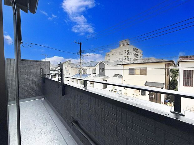 【バルコニー】■ 心地よい風と光を感じる、くつろぎのバルコニー