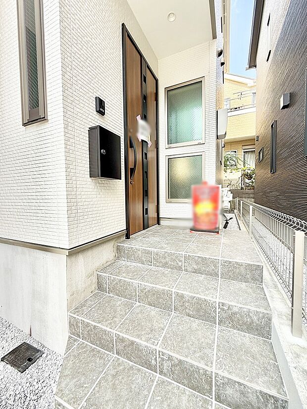 【玄関】■ 帰るたびにホッとする、安心感のある佇まい