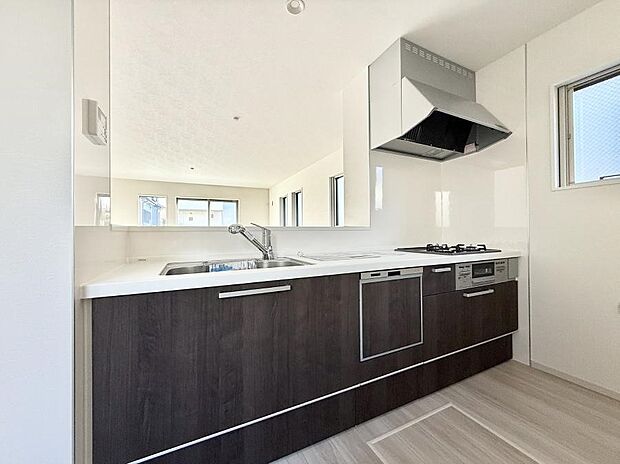 【ダイニングキッチン】■小窓があるので、明るさと開放感たっぷりなキッチン！  