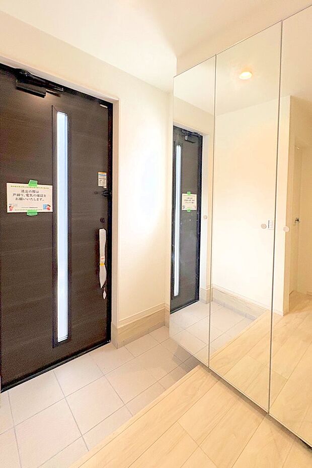 【玄関】広々、綺麗な玄関でお客様をお出迎え