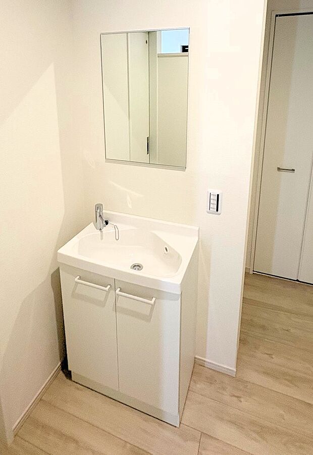 【洗面台・洗面所】トイレ脇に便利な洗面台
