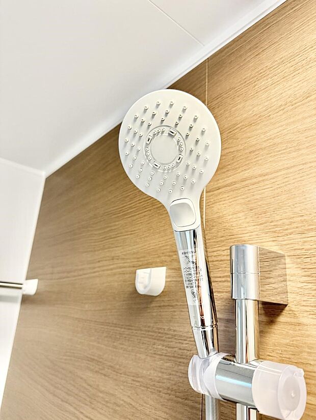 【止水シャワーヘッド】■わざわざシャワー水栓のレバーまで手を伸ばす必要がなく、簡単に止水できる