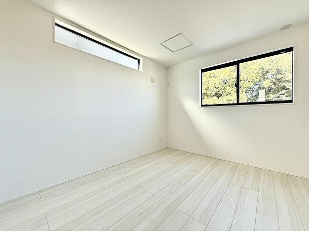 【寝室】■シンプルな空間で、収納付きベッドやデスクなど、多機能な家具を活用しやすいです