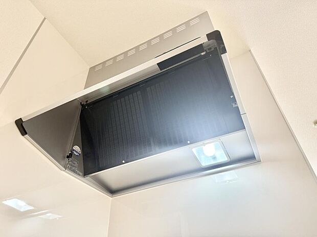 【レンジフード】■調理時の蒸気や匂いが換気扇に誘導され、効率的に排煙ができます。