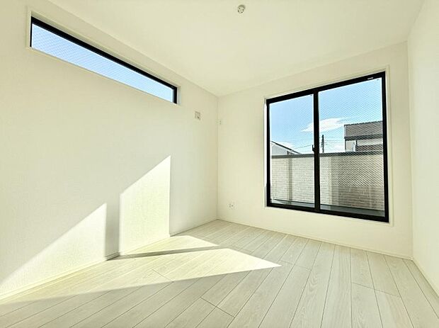 【リビング以外の居室】■落ち着いた色合いのお部屋で穏やかな時間を楽しめます