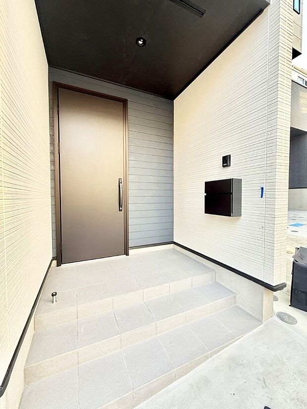 【玄関】■ シンプルで美しく、住まいの第一印象を彩る玄関です