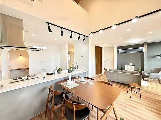 【リビング】■温かみのある照明が心地よい、くつろぎのリビング