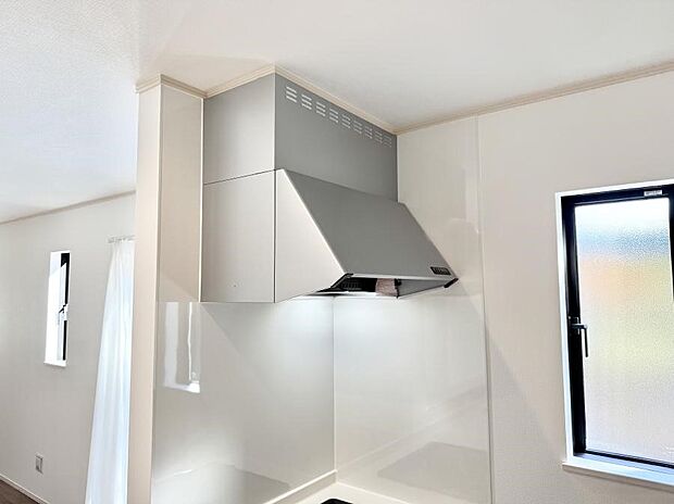 【レンジフード】■調理時の蒸気や匂いが換気扇に誘導され、効率的に排煙ができます。