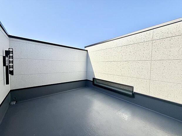 【バルコニー】■ 季節の移ろいを感じられる開放的な空間です