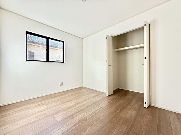 【寝室】■窓の配置や通気性の良い設計で部屋の空気がこもらず、常に新鮮な空気が流れます