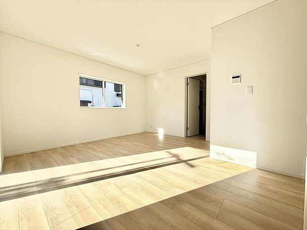 【リビング】■自然の光が差し込み、明るい空間が広がります