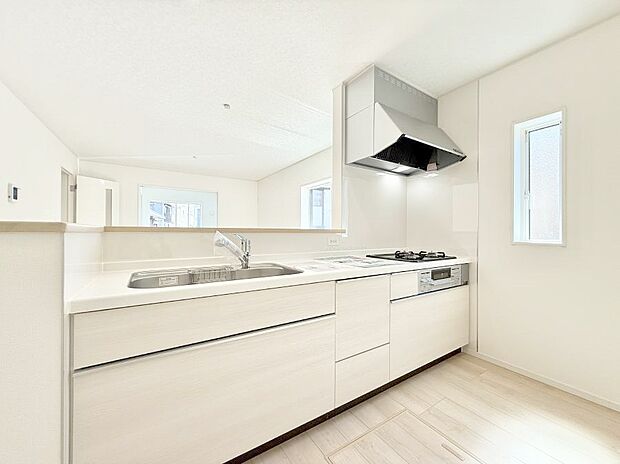 【ダイニングキッチン】小窓があるので、明るさと開放感たっぷりなキッチン!