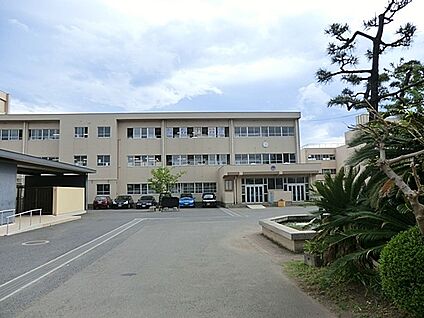 茅ヶ崎市立第一中学校 560m(7分)