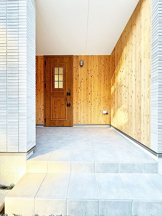 【玄関】■ 帰るたびにホッとする、安心感のある佇まい