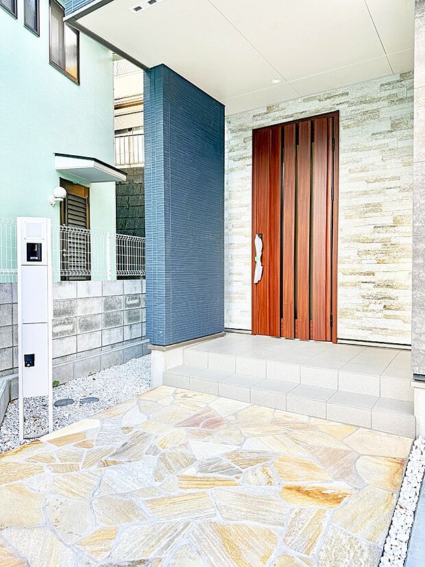 【玄関】■ 心地よい暮らしへとつながる、温かい玄関