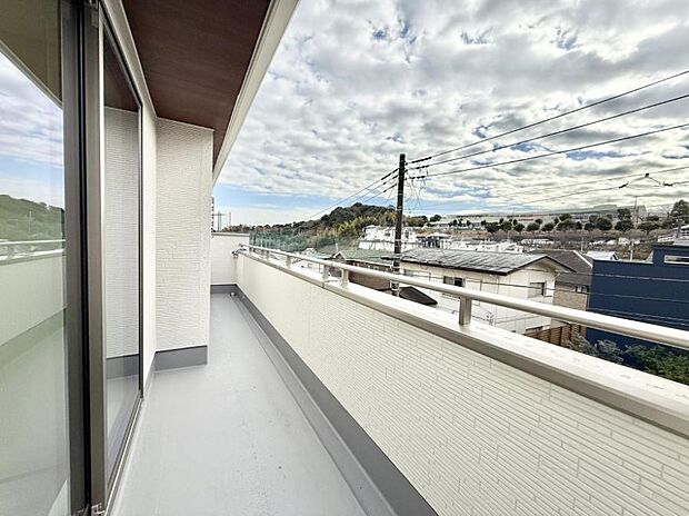 【バルコニー】■ 自然を身近に感じる、開放的なバルコニー