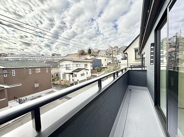 【バルコニー】■ 自然を身近に感じる、開放的なバルコニー