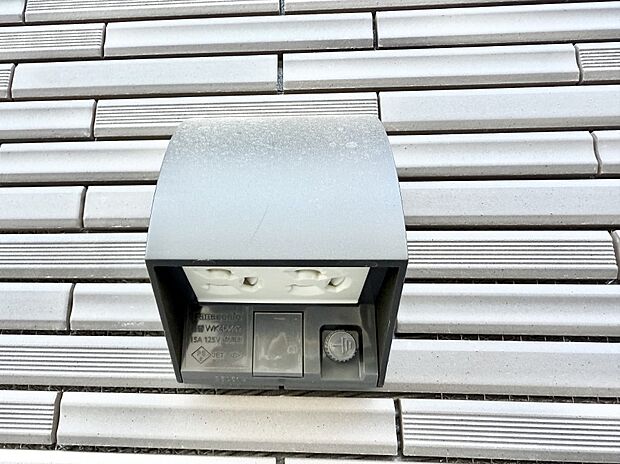 【屋外コンセント】■屋外に電源コンセントがあれば、高圧洗浄機で窓や外壁を掃除するなど便利です。