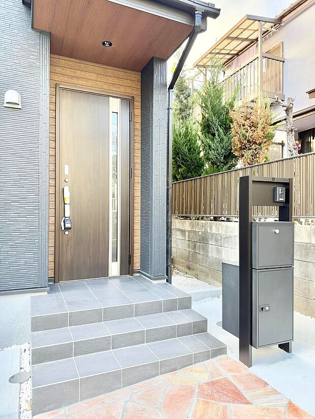 【玄関】■ シンプルで美しく、住まいの第一印象を彩る玄関です