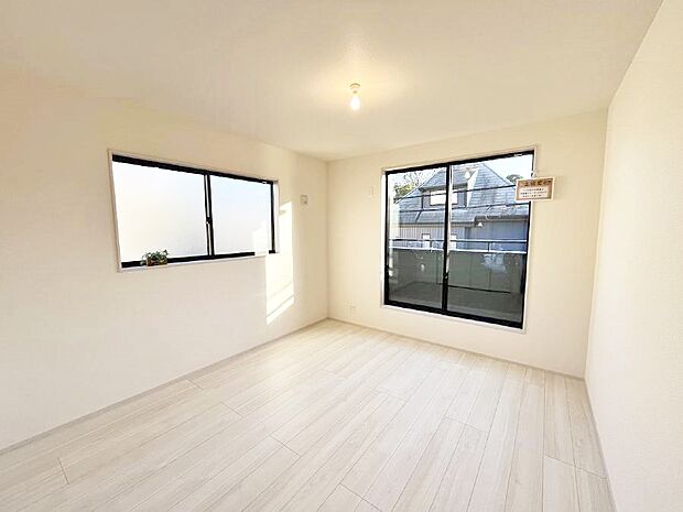 【寝室】2面採光で明るい居室！