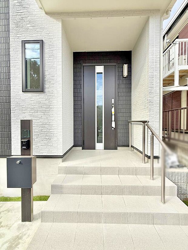 【玄関】■ シンプルで美しく、住まいの第一印象を彩る玄関です