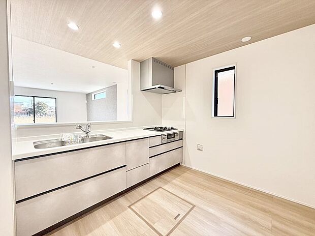 【ダイニングキッチン】明るさと開放感たっぷりなキッチン！  