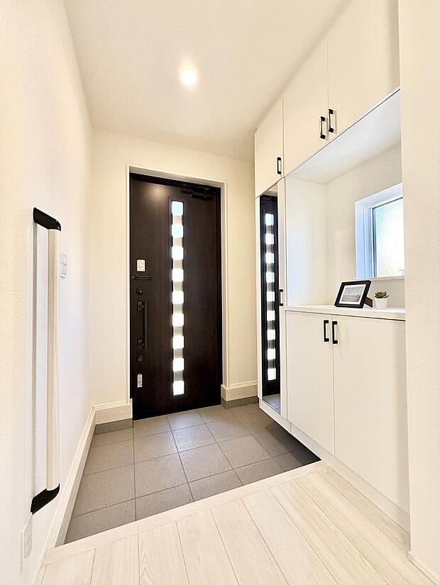 【玄関】■ 毎日を気持ちよく迎える、明るく温もりのある玄関