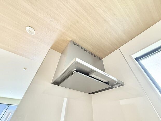 【レンジフード】■調理時の蒸気や匂いが換気扇に誘導され、効率的に排煙ができます。