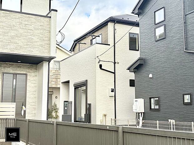 【現地外観写真】■暮らしを彩る充実した設備仕様が備わった住まい