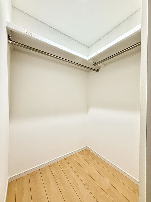 【収納】■季節の洋服も、思い出の小物もすっきり収納できるウォークインクローゼット付  