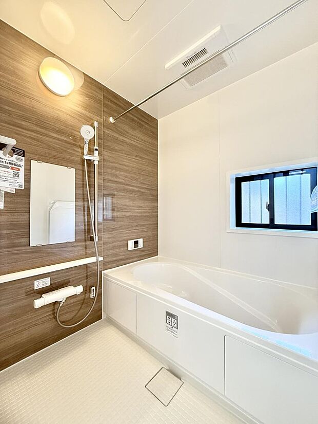 【浴室】■落ち着いた色合いの壁面、ゆっくり寛げるバスルーム