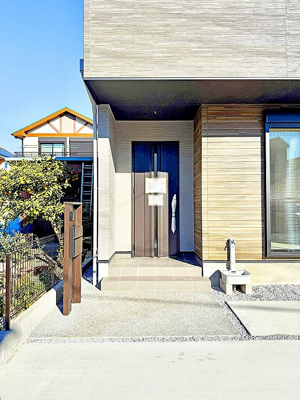 【玄関】■ 帰るたびにホッとする、安心感のある佇まい