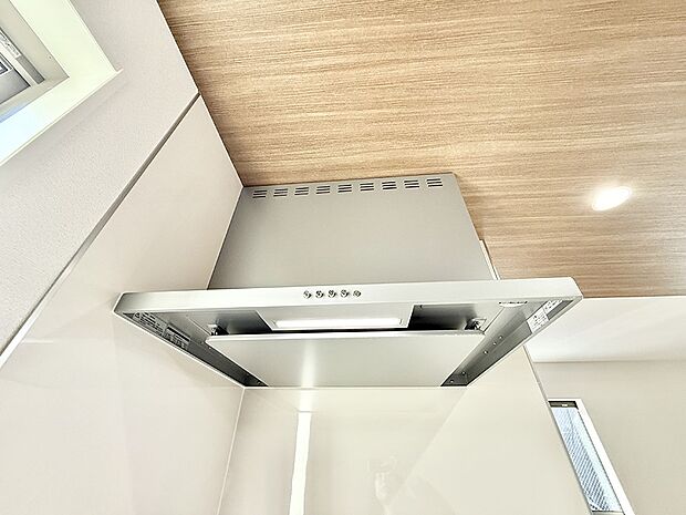 【レンジフード】■調理時の蒸気や匂いが換気扇に誘導され、効率的に排煙ができます。