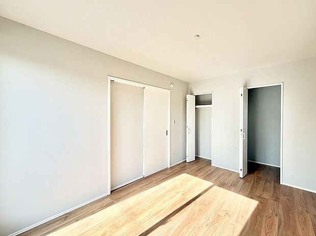 【寝室】■窓の配置や通気性の良い設計で部屋の空気がこもらず、常に新鮮な空気が流れます