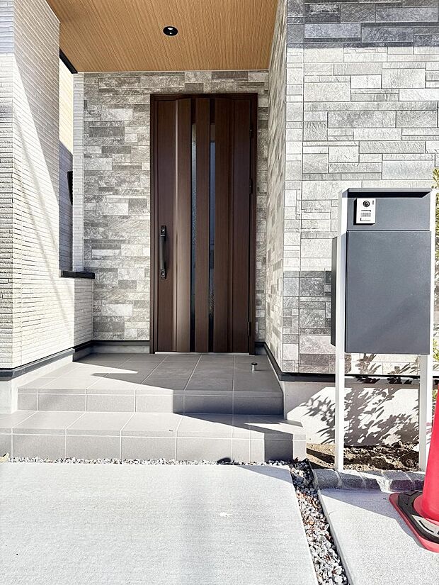 【玄関】■ 心地よい暮らしへとつながる、温かい玄関